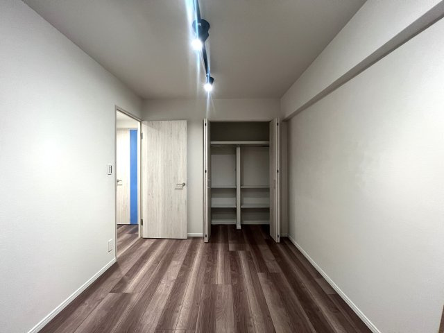 あっちこっちに駅！こっちそっちにコンビニ！しかも平坦！一人暮らし？ファミリー住まい？どっちにしても超便利な最強立地！な、【ピュアシティ横浜6】リノベーションの洋室|ゆったりした洋室です