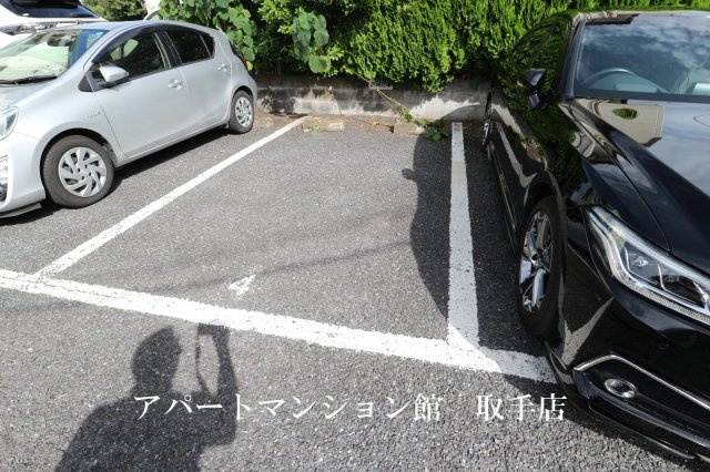 レオパレスサンフラワーの駐車場