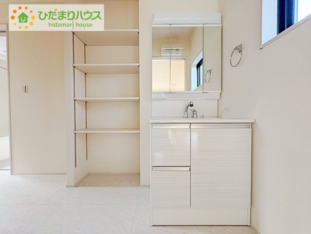 日立市田尻町6期　新築戸建　3号棟の独立洗面台|大きな三面鏡の独立洗面。鏡の後ろは収納となっているのでスッキリと整理できます！