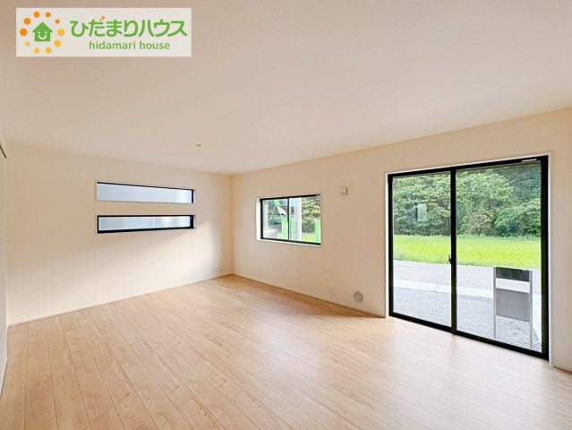 日立市田尻町6期　新築戸建　3号棟の居間・リビング|リビング大きな窓からは、暖かな日の光が降り注ぎます・・・