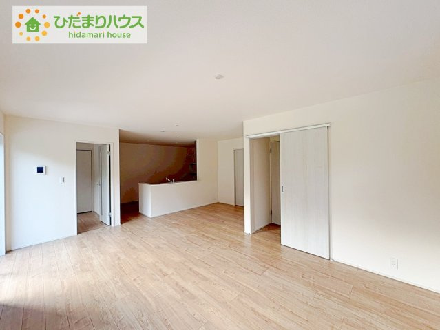 日立市田尻町6期　新築戸建　3号棟の居間・リビング|リビング大きな窓からは、暖かな日の光が降り注ぎます・・・