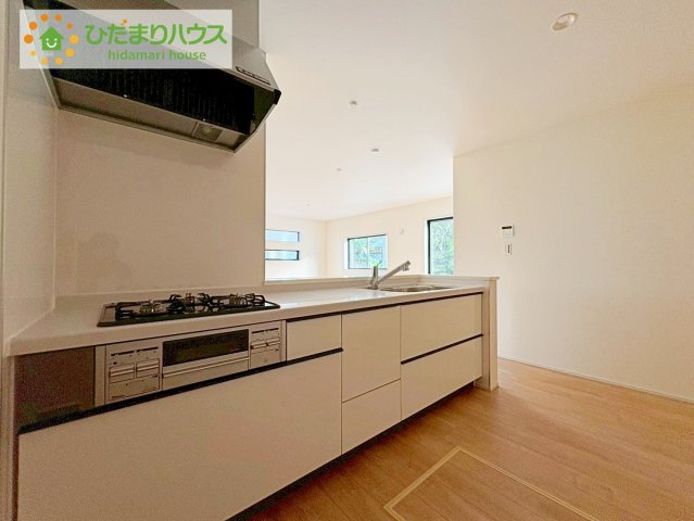 日立市田尻町6期　新築戸建　3号棟のキッチン|3口コンロと収納豊富なキッチンで、ママの毎日のお料理もはかどります☆