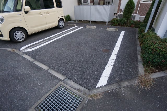 サンシャインビレッジアゼリアＣの駐車場