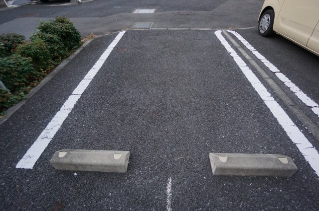 サンシャインビレッジアゼリアＣの駐車場