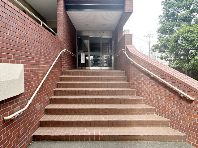 【エントランス】 | シティコープ本蓮沼 | お客様を、そして住人を出迎えてくれるマンションのエントランス。ゴミが落ちていないことからも、管理状態の良さや住民の節度の高さが見て取れます。～即日のご見学可能～　お問合せはお気軽にどうぞ。