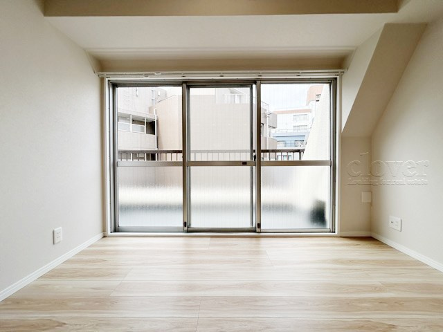【子供部屋】 | ワコー赤羽マンション | 洋室2　窓から明るい光が差し込む洋室。ベッドを置いて個人居室にする場合は、多くの時間を過ごすことになる空間です。使い勝手や落ち着きを想像してください。～即日のご見学可能～　お問合せはお気軽にどうぞ。