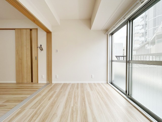 【洋室】 | ワコー赤羽マンション | 洋室2　窓から明るい光が差し込む洋室。ベッドを置いて個人居室にする場合は、多くの時間を過ごすことになる空間です。使い勝手や落ち着きを想像してください。～即日のご見学可能～　お問合せはお気軽にどうぞ。