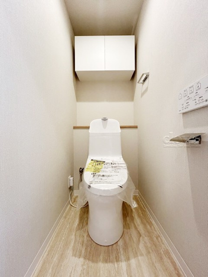 【トイレ】 | ワコー赤羽マンション | 温水洗浄便座付き　三面鏡タイプの独立洗面台。鏡の裏スペースは収納になっています。毎朝、鏡に映った背景自体が「新居」の喜びを増幅してくれそうです。～即日のご見学可能～　お問合せはお気軽にどうぞ。