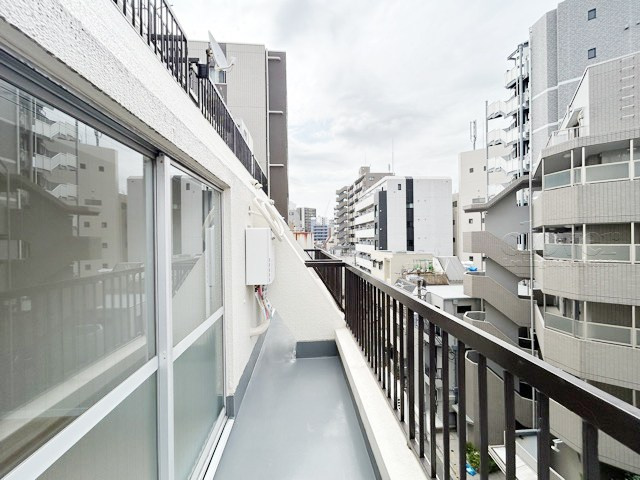 【バルコニー】 | ワコー赤羽マンション | バルコニーの様子。ここからの眺めが、日々のストレスを発散してくれることでしょう。ちなみにバルコニーは専有部分ではなく「共用部分」の扱いです。～即日のご見学可能～　お問合せはお気軽にどうぞ。