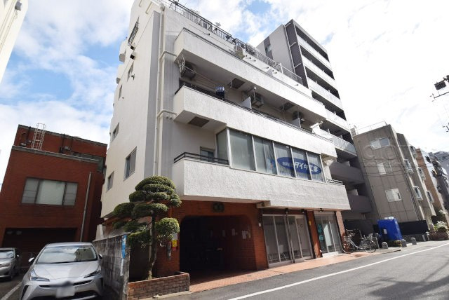 【現況写真】 | ワコー赤羽マンション | 前面道路と外観の様子です。～即日のご見学可能～　お問合せはお気軽にどうぞ。
