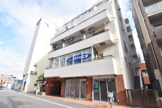【外観】 | ワコー赤羽マンション | 青空によく映える建物です。手入れの行き届いた外壁やマンション正面エントランスなど、綺麗な姿をぜひ一度、現地にてご覧ください。～即日のご見学可能～　お問合せはお気軽にどうぞ。
