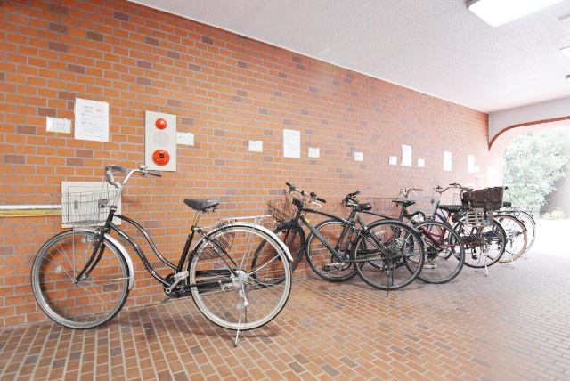 【駐輪場】 | ワコー赤羽マンション | 自転車置き場。マンションの共用部にあたります。空きの有無や駐輪料金、各戸の台数制限などについては、改めてお問い合わせください。～即日のご見学可能～　お問合せはお気軽にどうぞ。
