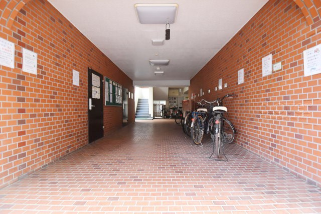 【ロビー】 | ワコー赤羽マンション | 広々としたエントランスホール。入口の門をくぐった先にある、開放感と清潔感をあわせもつ空間です。お客様をお出迎えする際の、ロビーの役割も果たします。～即日のご見学可能～　お問合せはお気軽にどうぞ。
