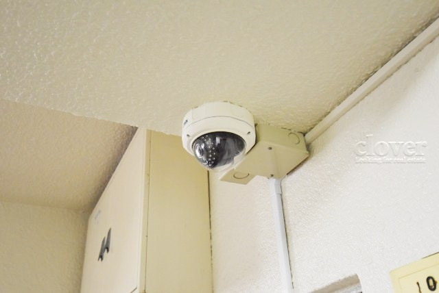 【防犯設備】 | ワコー赤羽マンション | 建物や敷地の隅々に目を光らせる防犯カメラが設置されています。現地を見学される際には、カメラの存在やその台数にも意識を払ってみてください。～即日のご見学可能～　お問合せはお気軽にどうぞ。

