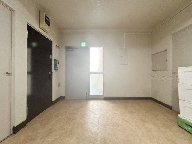 【その他共用部分】 | ワコー赤羽マンション | 共用廊下です。ここもきれいに清掃されています。周囲のお部屋の様子も、ぜひ伺ってみてください。～即日のご見学可能～　お問合せはお気軽にどうぞ。