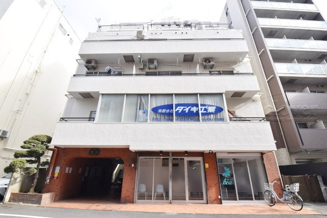 【外観】 | ワコー赤羽マンション | 手入れの行き届いた外壁やエントランスなど、「見ればわかる」レベルで清潔感を保ったマンションです。築年数を感じさせない姿で皆様をお出迎えします。～即日のご見学可能～　お問合せはお気軽にどうぞ。
