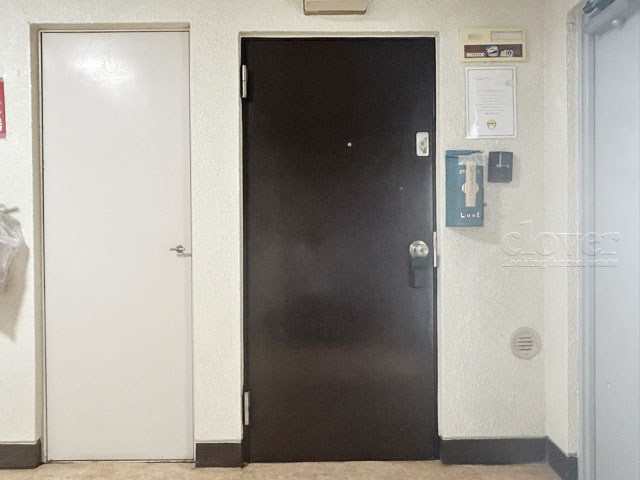 【その他共用部分】 | ワコー赤羽マンション | ダブルロック式の玄関ドアが皆様をお出迎え。お部屋のセキュリティの観点からも、うれしい設備ですね。玄関の色もシックで良い感じです。～即日のご見学可能～　お問合せはお気軽にどうぞ。