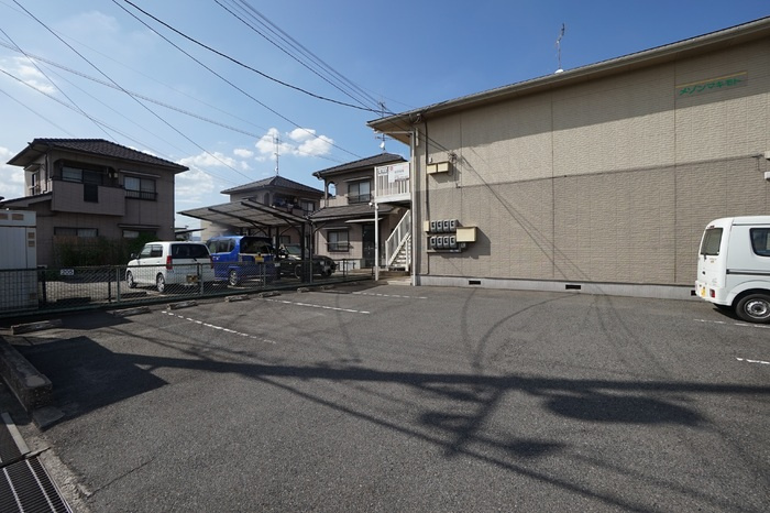 メゾンマキモトの駐車場