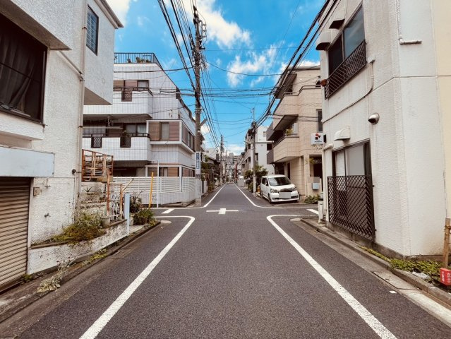 【前面道路含む現地写真】 | 世田谷区三軒茶屋２丁目　売地 | 見通しの良いエリアで通行もしやすく、安心して暮らせる住環境