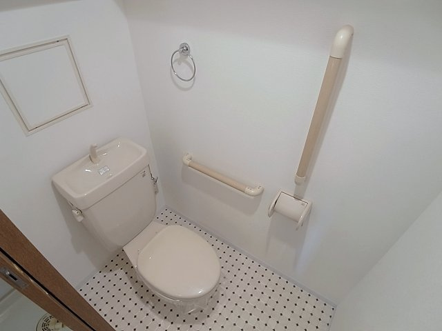 プラージュ御崎のトイレ|手すりが付いたトイレ