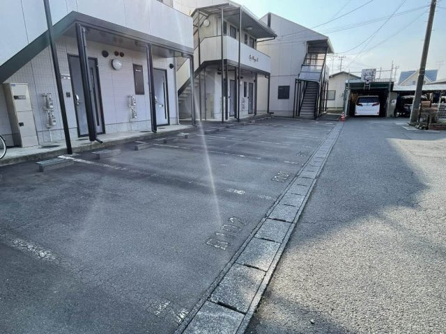 オーロハウス Ｂの駐車場