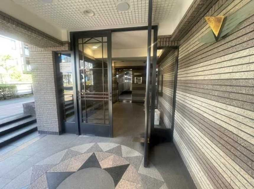 日神パレステージ三軒茶屋　家具家電付き　オートロック　敷金0のエントランス