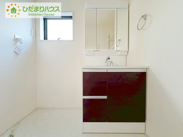 日立市田尻町6期　新築戸建　4号棟の独立洗面台|ゆったりとした洗面所には物入れを完備！タオルや洗剤をしまえます(^^)/