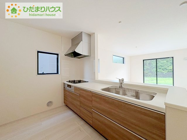 日立市田尻町6期　新築戸建　4号棟のキッチン|カウンターは少し高くなってますので、手元が隠れて来客からは見えにくくなってます♪