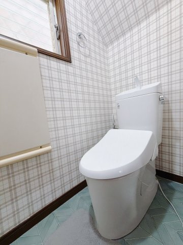 【中古戸建 】行田市大字持田のトイレ|■トイレ｜自然光が入る落ち着いた空間で1階と2階にトイレがございます♪ついつい長居してしまいますね♪