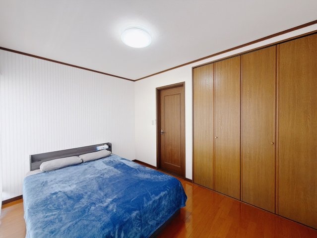 【中古戸建 】行田市大字持田の洋室|■洋室｜ほっと安らぐ落ち着いたナチュラルな色合い。ウッドの質感でお部屋も心もやさしいぬくもりに包まれます。
