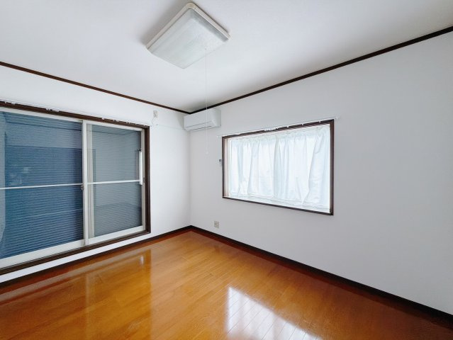 【中古戸建 】行田市大字持田の洋室|■洋室｜ナチュラルカラーの床です。模様替えなどとても楽しく工夫できます♪シャッター、窓を開ければ陽当たり、風通しもとても良いので毎日快適な生活スタートです！