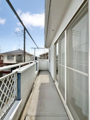 【中古戸建 】行田市大字持田のバルコニー|■バルコニー｜バルコニーから入る日差しは暖かく、爽快な朝の目覚めを促してくれます♪洗濯物やお布団を干して太陽の香りを吸い込んだお布団で夜はおやすみください。