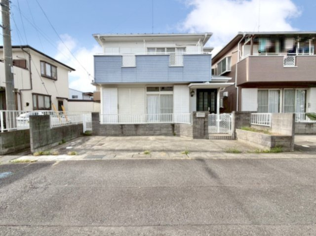 【中古戸建 】行田市大字持田の外観|■外観｜広々とした駐車スペースで楽々駐車可能！お買い物後もスムーズにお荷物を運べます♪