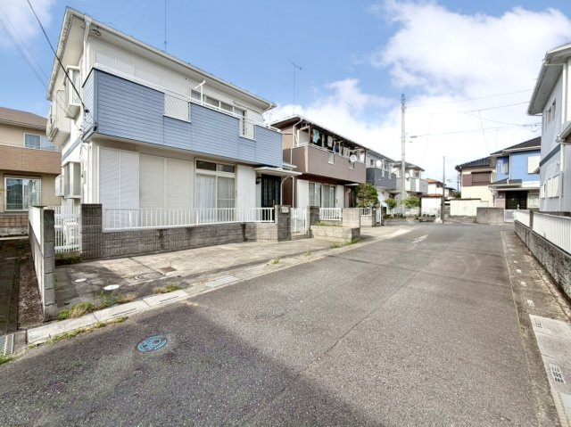 【中古戸建 】行田市大字持田の外観|■外観｜広々とした駐車スペースで楽々駐車可能！お買い物後もスムーズにお荷物を運べます♪