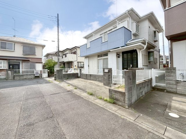 【中古戸建 】行田市大字持田の外観|■外観｜周囲の見渡しが良く、車の出入りの際も安全確認がしやすいため、小さなお子様がいるご家庭でも安心です♪