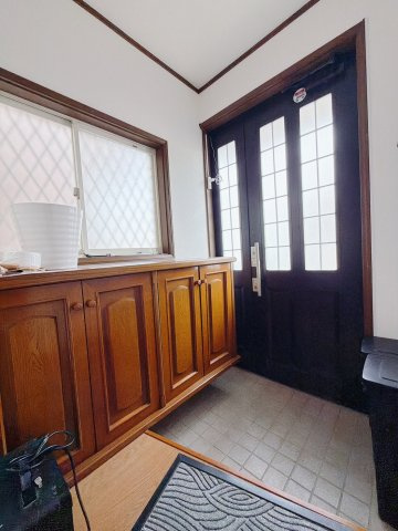 【中古戸建 】行田市大字持田の玄関|■玄関｜毎日の「いってらっしゃい」や「お帰りなさい」を大切なご家族と過ごす玄関は〈使いやすさ〉を追求しております。玄関横の物入は急な来客時でもさっとお片付けできるスペースを確保しています。