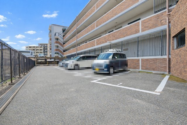 【駐車場】 | ロマネスク原第3 | 敷地内駐車場は平置き区画を確保済み。お車をお持ちの方も安心です♪