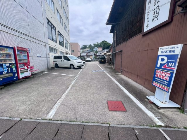 サンシャイン栄ビルの駐車場