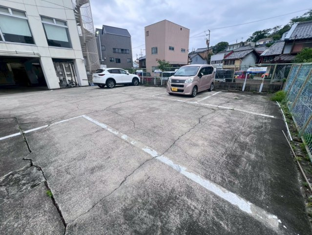 サンシャイン栄ビルの駐車場