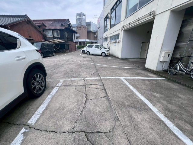 サンシャイン栄ビルの駐車場