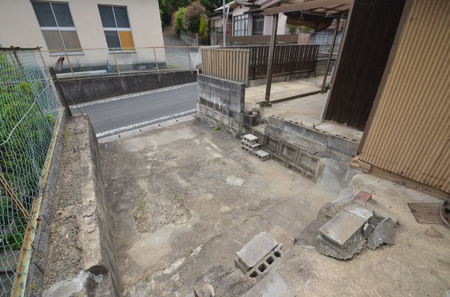 中古住宅（八幡西区楠橋南1-16-8）の駐車場|広くありません。