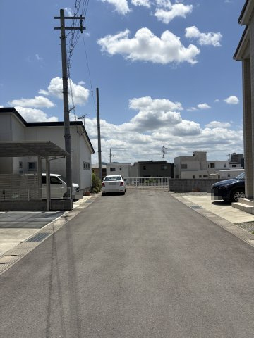岩出市根来・中古戸建・54793の前面道路含む現地写真