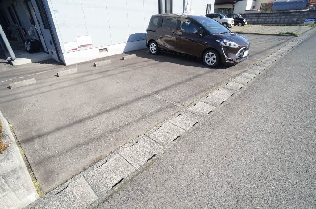ロ－アン・アボ－ドＢの駐車場