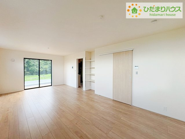 日立市田尻町6期　新築戸建　5号棟の居間・リビング|南向きのリビングではぽかぽかの日差しが感じられます☆彡