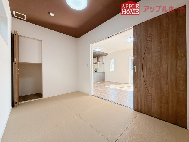 行田市深水町IIの和室|クローゼット付きの和室は、収納スペースが豊富で部屋全体がすっきりと片付きやすいのが特徴です。衣類や荷物を整理しやすく、生活感を抑えた洗練された空間を保てます。