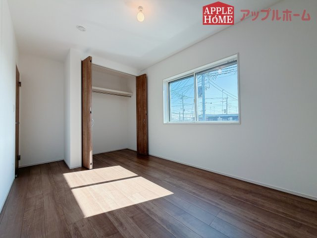 行田市深水町IIの洋室|２階居室は全室収納あり！たっぷりある収納活用でお部屋もキレイを保てます♪