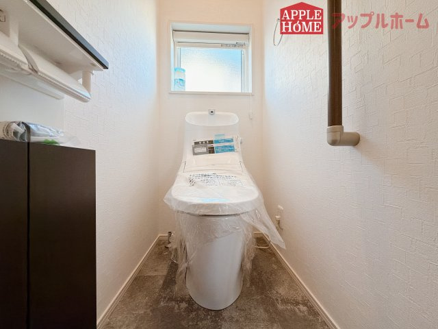 行田市深水町IIのトイレ|白を基調とした清潔感のある明るい空間。温水洗浄便座付きで、毎日快適・清潔に使用できます。操作しやすい壁面リモコンを採用しています。
