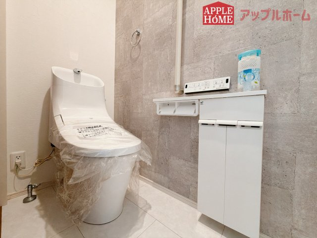 行田市深水町IIのトイレ|白を基調とした清潔感のある明るい空間。温水洗浄便座付きで、毎日快適・清潔に使用できます。操作しやすい壁面リモコンを採用しています。