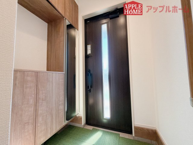 行田市深水町IIの玄関|上下棚にたっぷり靴を収納できます。「ただいま」と玄関を開けた瞬間から、奥に広がる空間を明るい室内を感じられますね♪
