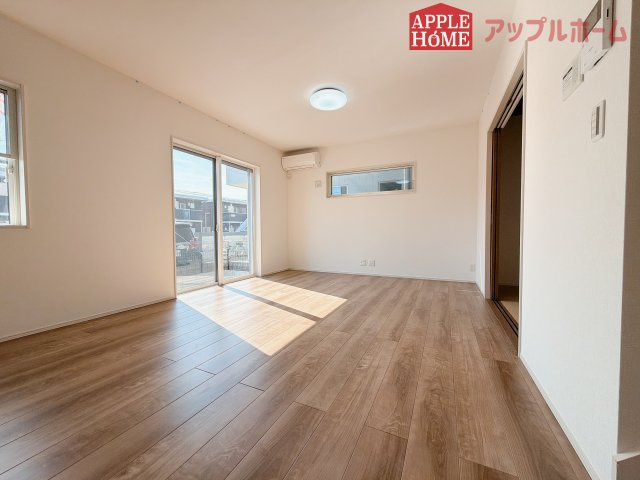 行田市深水町IIの居間・リビング|窓から差し込む光で家族を温かく包み込みます。明るいリビングで子育てする喜びを☆いつでも見学可能です！